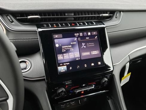 New 2025 Jeep Grand Cherokee Laredo image 11