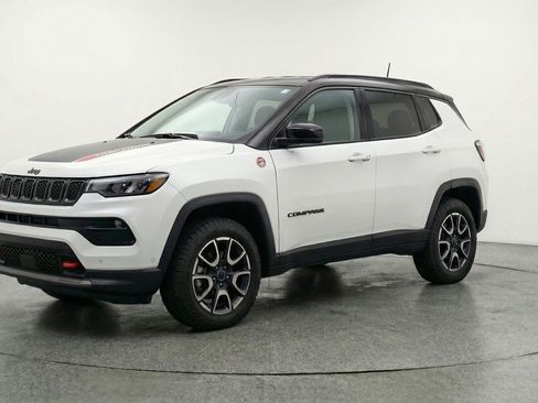 Used 2025 Jeep Compass Trailhawk AWD/4WD image 3