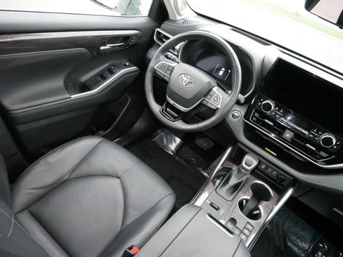 Used 2023 Toyota Highlander Platinum image 9