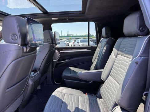 Used 2026 Cadillac Escalade ESV Platinum Sport w/ LPO, ONYX Package AWD/4WD image 16