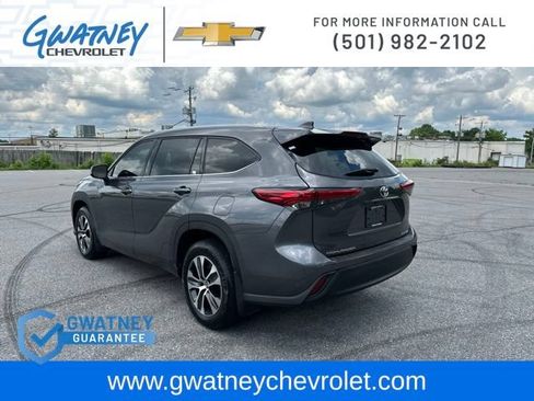 Used 2022 Toyota Highlander XLE AWD/4WD image 7
