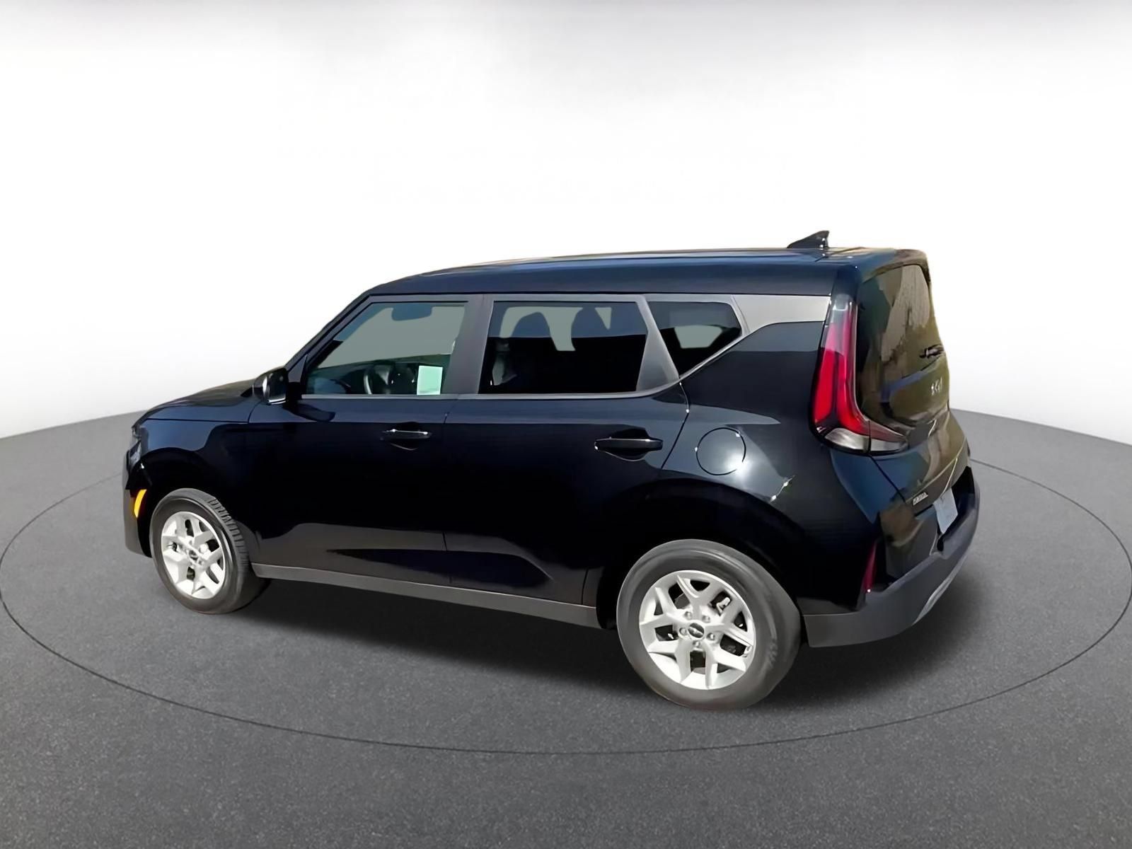 Used 2025 Kia Soul LX w/ LX Technology Package FWD image 9