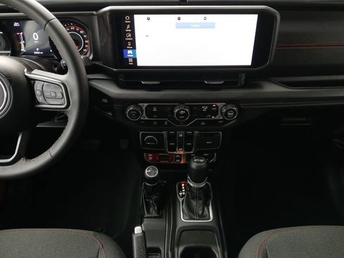 Used 2025 Jeep Wrangler Unlimited Rubicon AWD/4WD image 3