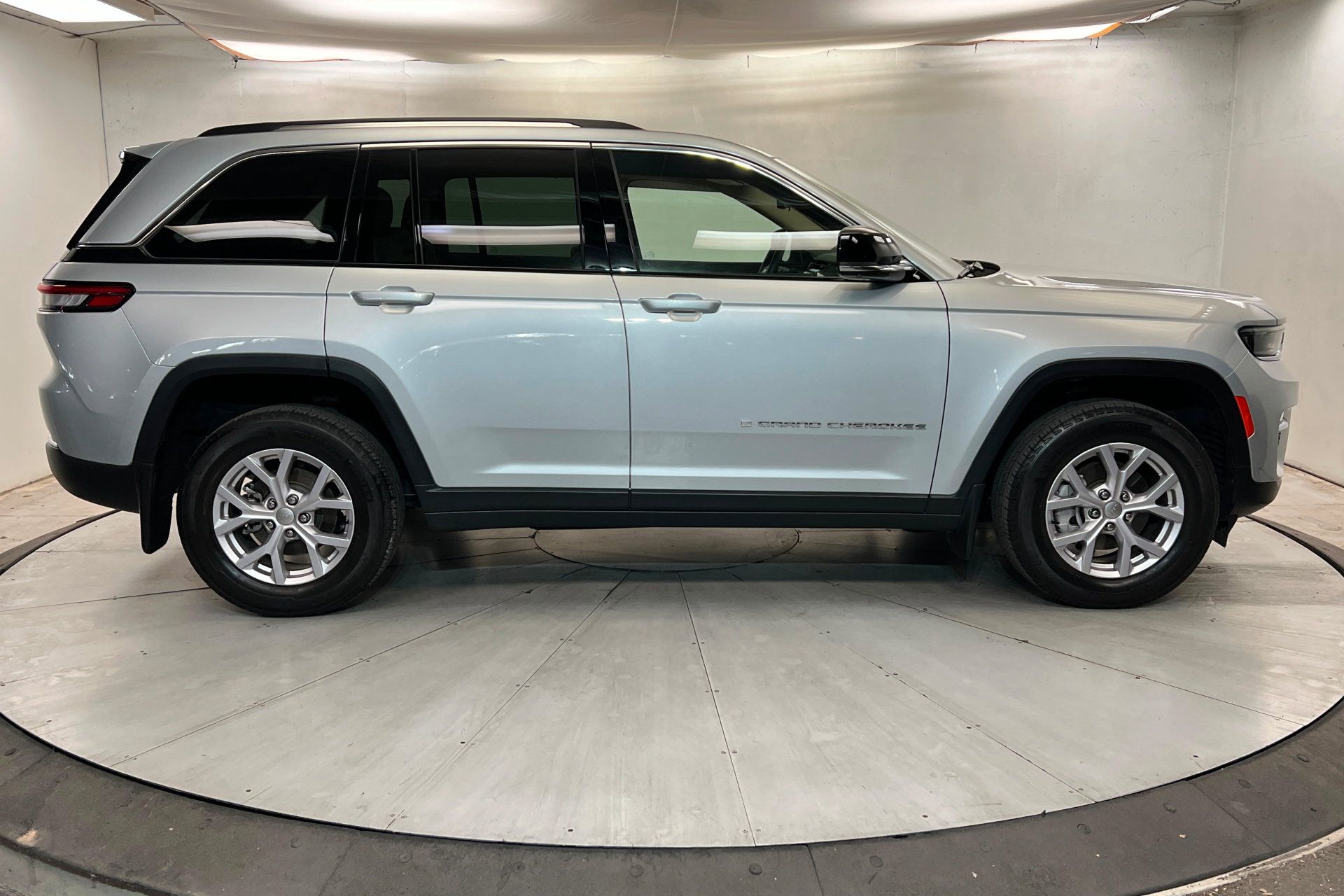 Used 2022 Jeep Grand Cherokee Limited w/ Luxury Tech Group II AWD/4WD image 7