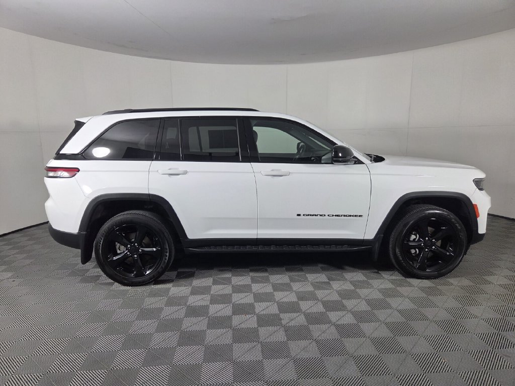 Used 2025 Jeep Grand Cherokee Altitude AWD/4WD image 4