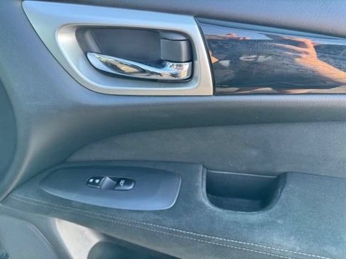 Used 2016 Nissan Pathfinder SV w/ SV Cold Weather Package AWD/4WD image 25