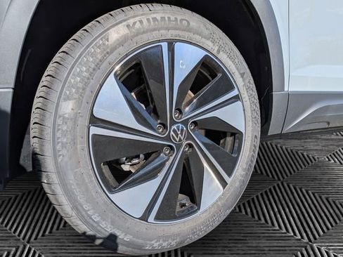 New 2026 Volkswagen Taos SE image 9