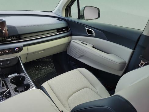 New 2026 Kia Carnival EX FWD image 10