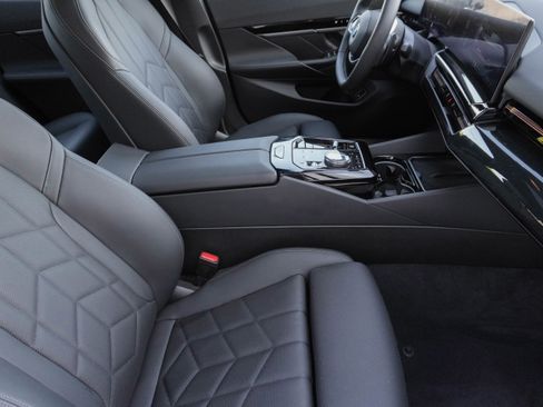 Used 2025 BMW 530i image 10