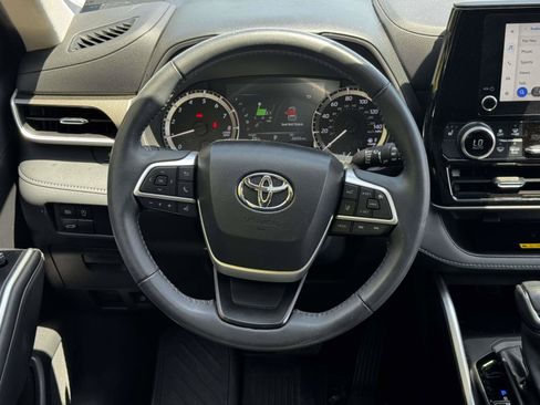 Used 2023 Toyota Highlander XLE AWD/4WD image 14