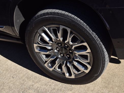 Used 2024 GMC Yukon Denali Ultimate image 9