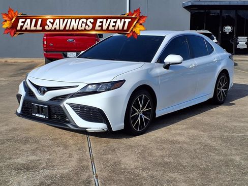 Used 2024 Toyota Camry SE FWD image 3