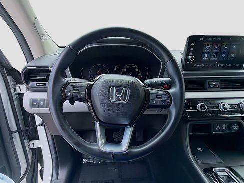 Used 2025 Honda Pilot Touring image 8