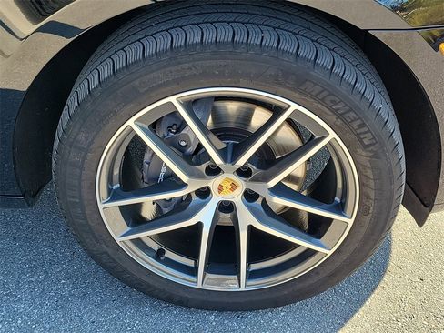 Certified 2024 Porsche Macan image 13