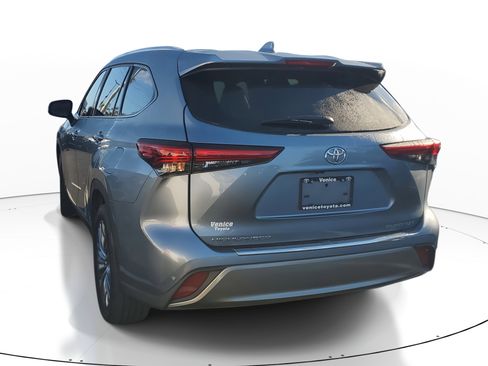 Used 2022 Toyota Highlander Platinum image 4