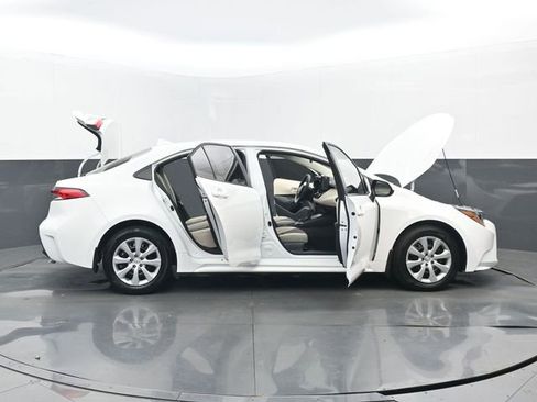 Used 2025 Toyota Corolla LE image 32