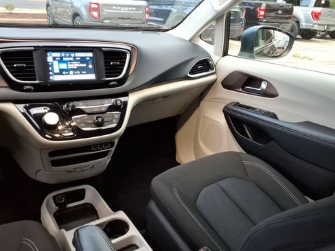 Used 2023 Chrysler Voyager LX FWD image 16