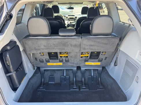 Used 2014 Toyota Sienna SE FWD image 21