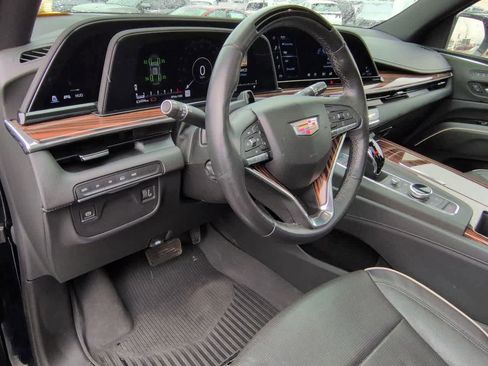 Used 2023 Cadillac Escalade Premium Luxury image 2