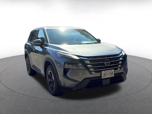 Used 2025 Nissan Rogue SV AWD/4WD image 3