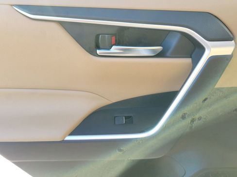 Used 2022 Toyota RAV4 XLE image 9