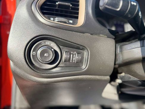 Used 2015 Jeep Renegade Latitude w/ Popular Equipment Group AWD/4WD image 18
