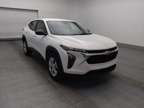 Used 2025 Chevrolet Trax LS FWD image 13