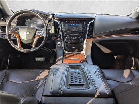 Used 2017 Cadillac Escalade Luxury image 18