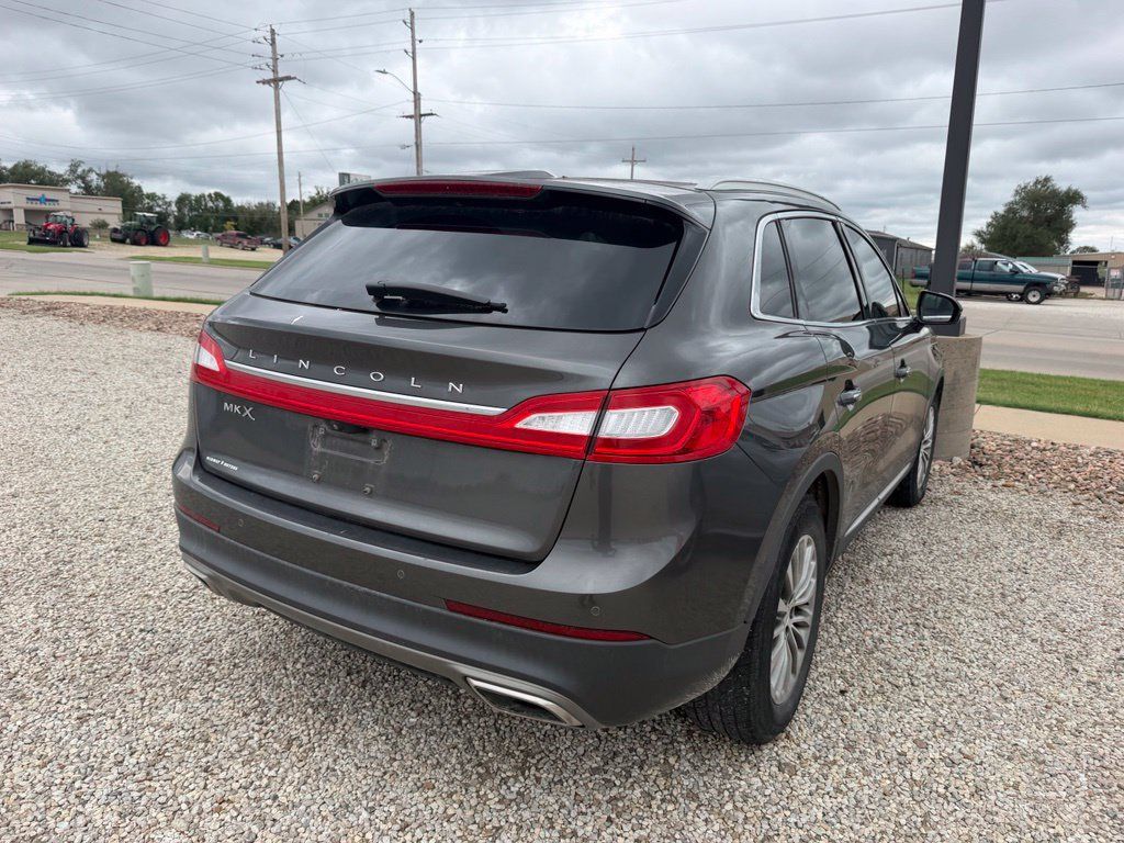Used 2017 Lincoln MKX Select w/ Select Plus Package FWD image 2
