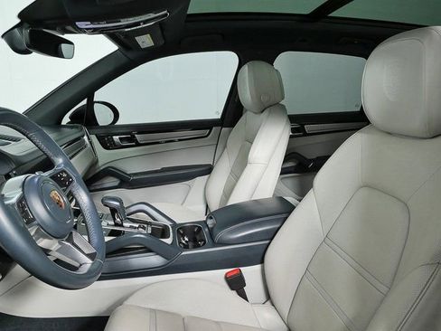 Certified 2023 Porsche Cayenne Platinum Edition image 5