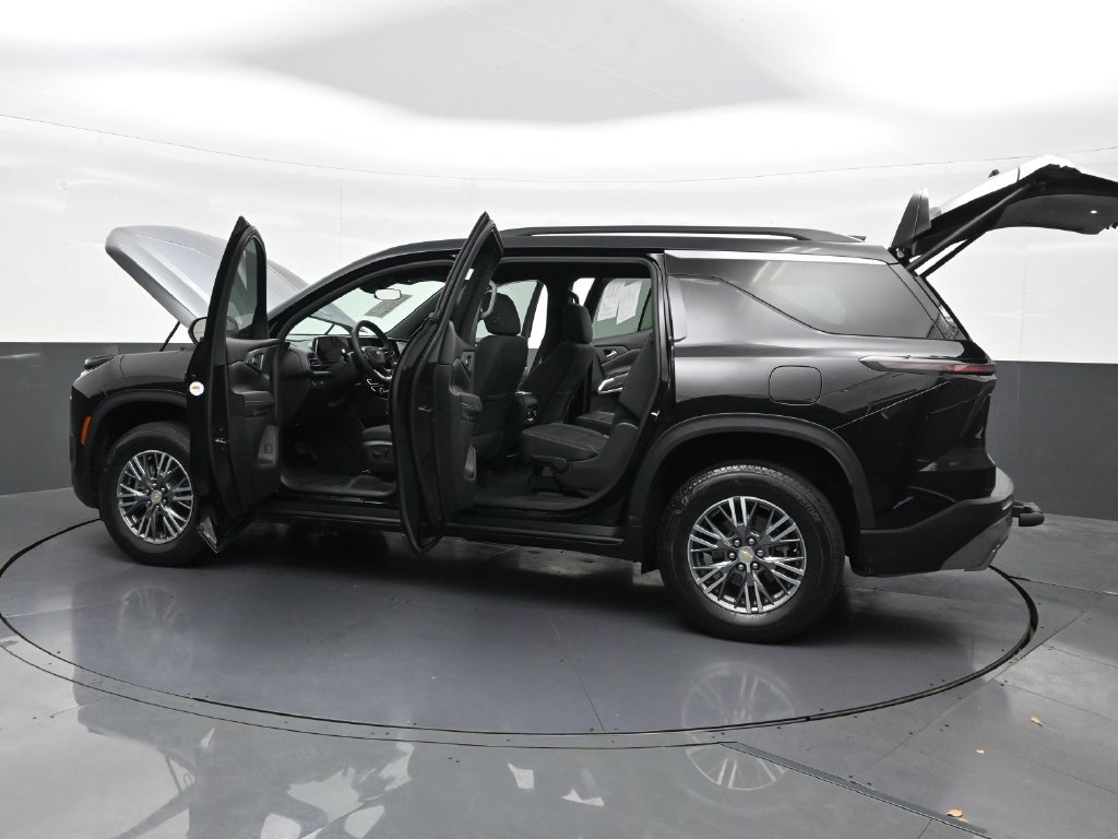 Used 2025 Chevrolet Traverse LT FWD image 36