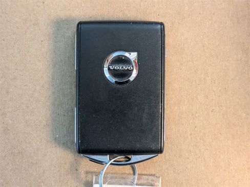 Used 2016 Volvo XC90 T6 Momentum w/ Momentum Plus Package image 41