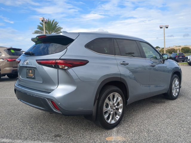 Used 2024 Toyota Highlander Limited FWD image 4