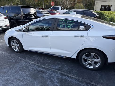 Used 2017 Chevrolet Volt LT w/ Comfort Package image 4