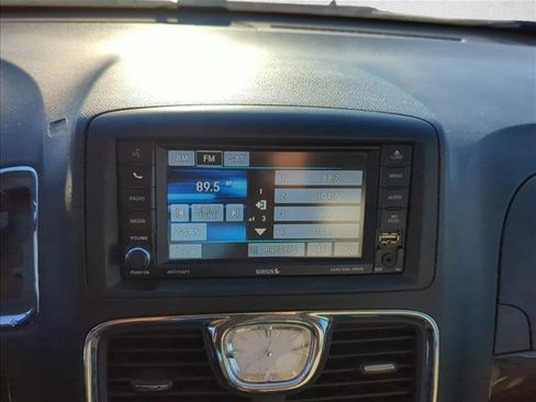 Used 2013 Chrysler Town & Country Touring image 15