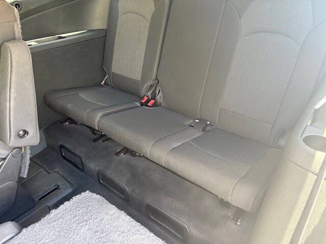 Used 2017 Chevrolet Traverse LT w/ Style and Technology Package FWD image 11