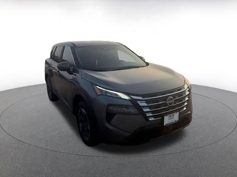 Used 2025 Nissan Rogue SV image 3