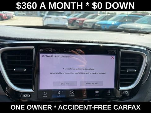 Used 2023 Chrysler Pacifica Touring-L FWD image 24