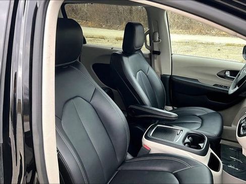 Used 2024 Chrysler Pacifica Touring-L image 7