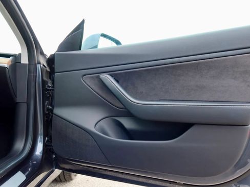 Used 2018 Tesla Model 3 Long Range RWD image 17
