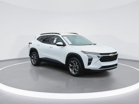 Used 2025 Chevrolet Trax LT w/ LT Convenience Package image 2