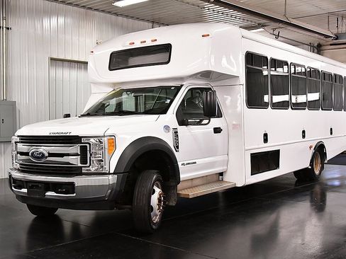 Used 2017 Ford F550 2WD Regular Cab Super Duty image 2