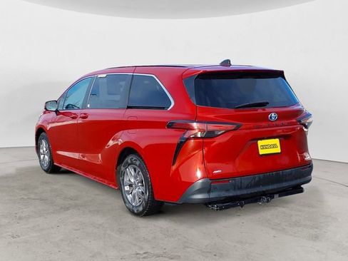 Used 2022 Toyota Sienna LE image 3
