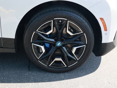 Used 2025 BMW iX xDrive50 AWD/4WD image 8