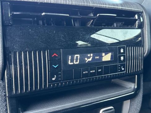 Used 2024 Jeep Wagoneer L Series III w/ Flexible Seating Group image 23