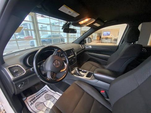Used 2020 Jeep Grand Cherokee Laredo image 12