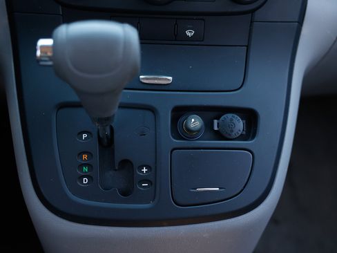 Used 2006 Kia Sedona LX image 39