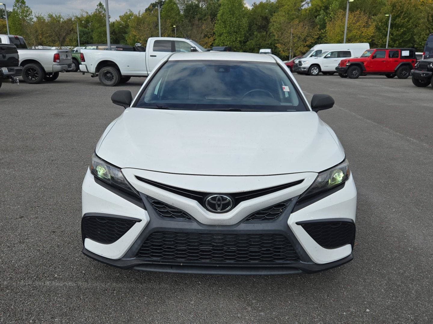 Used 2021 Toyota Camry SE w/ Carpet Mat Package (TMS) FWD image 2