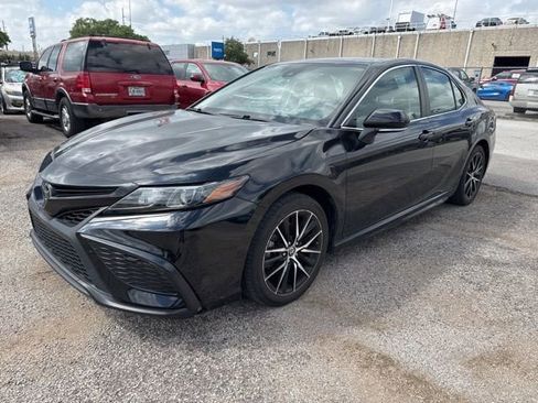 Used 2023 Toyota Camry SE image 2
