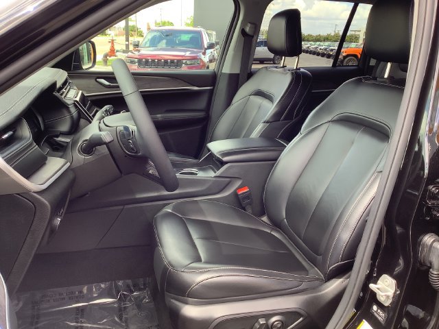 Used 2024 Jeep Grand Cherokee Limited RWD image 8